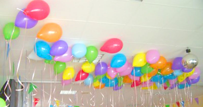 Palloncini colorati appoggiati al soffito